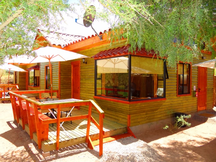 lodge-en-san-pedro-de-atacama-bungalow-superior-2-dormitorios-terraza-vista-a-la-piscina