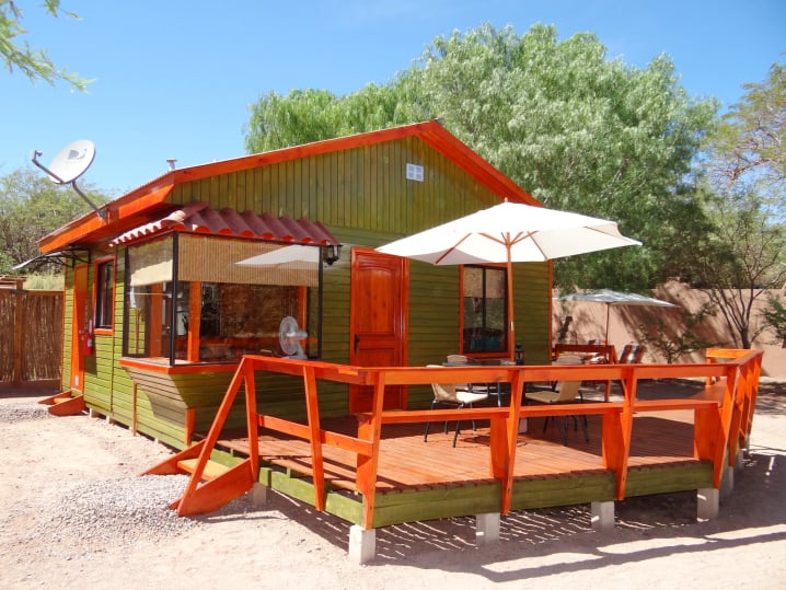 hostal-en-san-pedro-de-atacama-bungalow-elite-2-dormitorios-terraza-vista-al- jardin