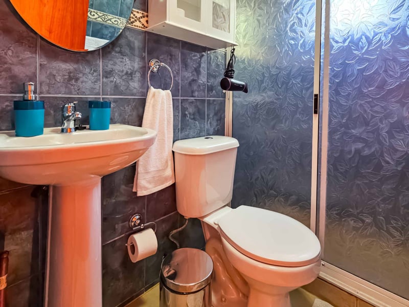 Bathroom of the Elite Bungalow with garden view