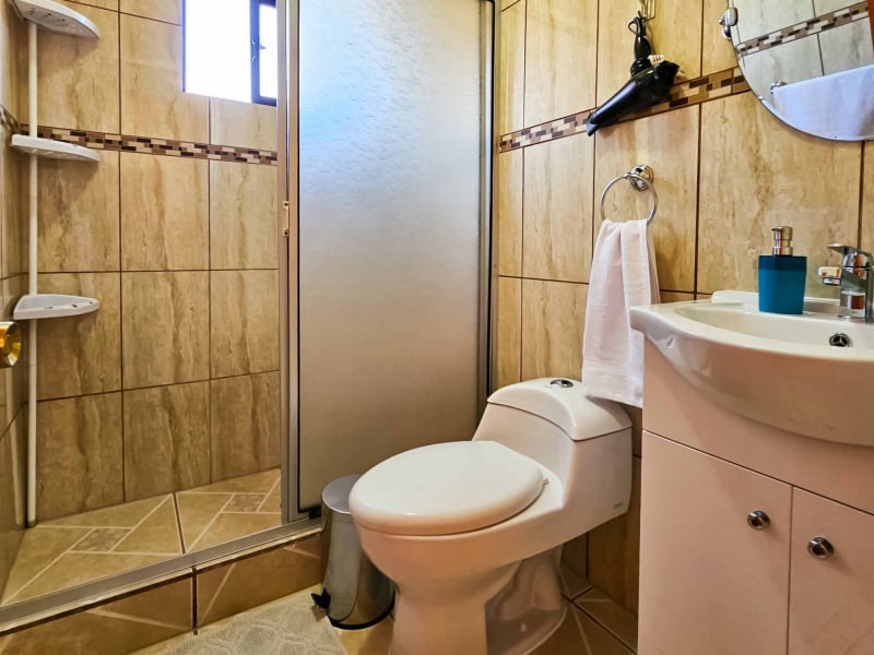 Bathroom of the Superior Bungalow with pool view