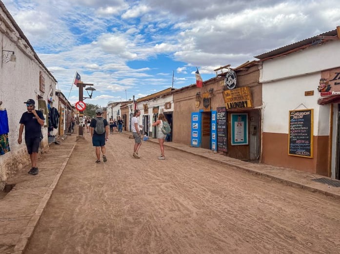 Tourists walking along Caracoles Street