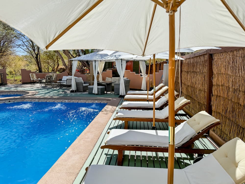 Sun loungers at the edge of the pool