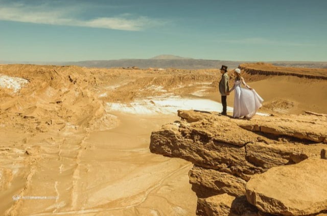 Couple at Piedra del Coyote, above the Cordillera de la Sal